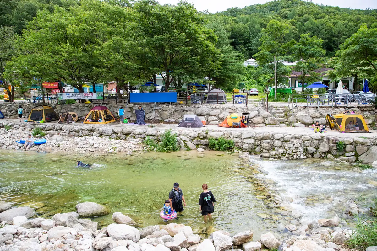 넓은 자갈밭 사이 맑은 물에서 노는 아이들 — 포천 백운계곡